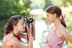 Ein Fotoshooting gelingt am besten, wenn man sich in vertrauter Umgebung befindet. Foto: djd/FriendScout24 GmbH/thx