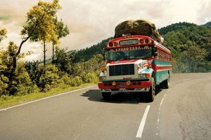 Ob mit dem Einheimischenbus oder mit einem Privatchauffeur - auf maßgeschneiderten Reisen kommen alle Reisetypen auf ihre Kosten. Foto: djd/mextrotter.com