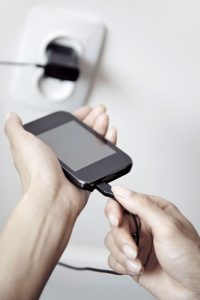 Nicht immer ist eine Steckdose zum Aufladen des Smartphones in der Nähe. Mit einigen Tricks lässt sich die Akkulaufzeit spürbar verlängern. Foto: djd/yourfone GmbH/thx