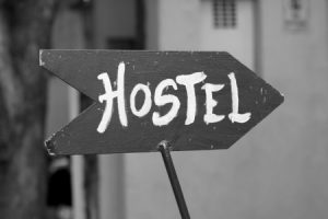 Ein Hostel ist oftmals deutlich günstiger als ein Hotel. Dafür müssen Abstriche bei der Ausstattung sowie beim Komfort gemacht werden. Wer jedoch in zentraler Lage günstig nächtigen möchte, liegt mit dieser Lösung richtig. Bild: sabrinayrafa (CC0-Lizenz)/ pixabay.com