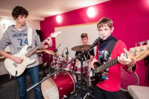 Einfach mal drauflos musizieren: An über 100 Standorten bundesweit können sich junge Talente am 18. Juni ausprobieren. Foto: djd/SOMM/Markus Nass