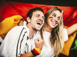 Gewonnen! Jetzt möchten die Fans auf den Sieg anstoßen. Foto: djd/BSI/thx