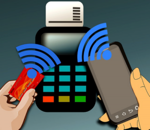 Ddie sogenannte Near Field Communication (NFC) erlaubt heute auf RFID-Basis die Option, kontaktlos zu bezahlen. Immer mehr Kreditkarten und Bankkarten werden mit dieser Technologie ausgestattet.