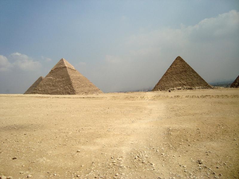 Abbildung 1: Die Pyramiden sind Bauwerke epischen Ausmaßes, die auf einer Ägypten-Reise eigentlich zum Pflichtprogramm gehören. Genau wie die Sphinx sollte sie jeder einmal gesehen haben.