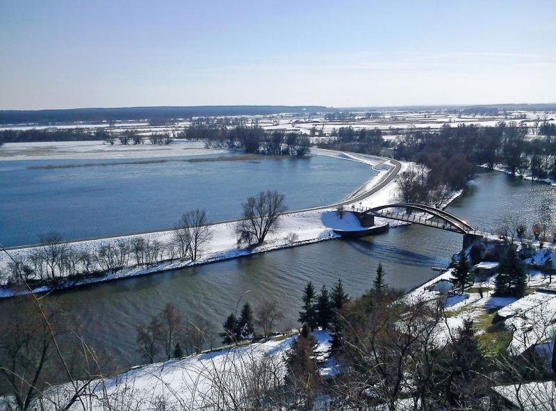 Das winterliche Hochwasser wirkt in Schnee und Eis geradezu verzaubert. Foto: djd/Tourismusverein NLP UO