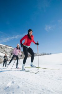 Von Langlauf bis Schlittschuhlaufen - jetzt ist Hochsaison für alle Wintersportarten. Foto: djd/Traumeel/E. Isakson
