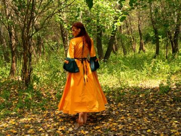 Kuschelig und stilvoll durch den Herbst – Kleider richtig in Szene setzen