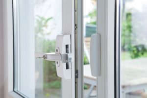 Mechatronischer Einbruchschutz setzt Einbrechern einen Druckwiderstand von über einer Tonne entgegen. Gleichzeitig detektiert und meldet das System den Einbruchsversuch sofort an die Funkalarmanlage. Foto: djd/ABUS