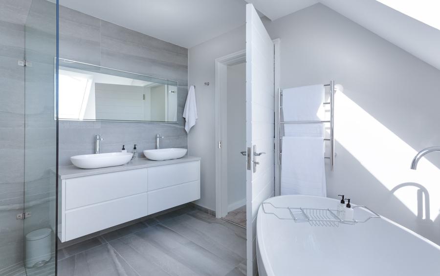Wellnesstempel statt Nasszelle: 6 Tipps zum Badezimmer verfliesen